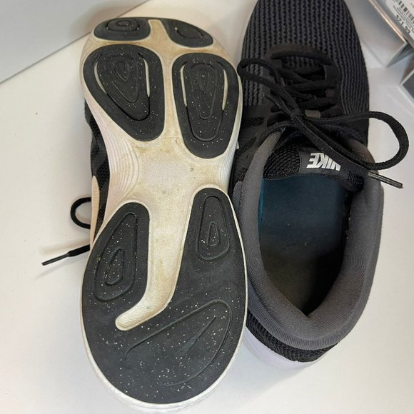 NIKE Big Kids  Revolution 4 Lace-Up Running Sneakers in Black/White, Size US 13 - Picture 4 of 5